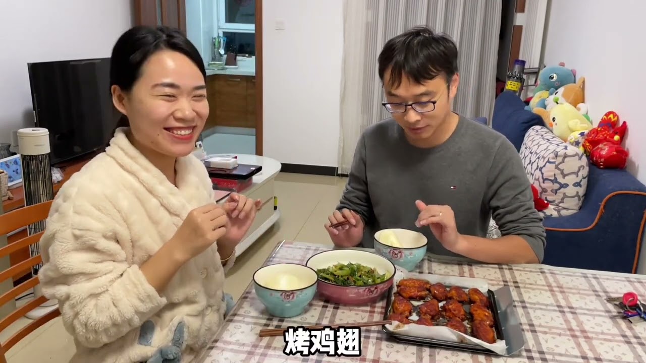 小伙发工资还没捂热乎，被媳妇一顿大餐撬走了，一夜回到解放前