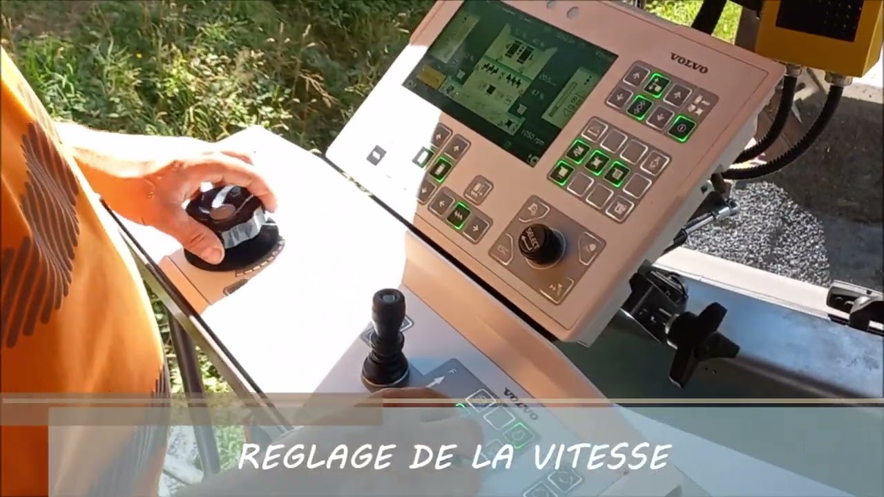 Mise en travail du finisseur VOLVO P8820.