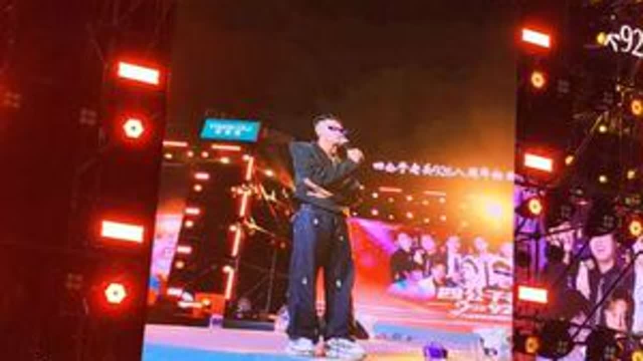 广西大网红齐聚罗城开了一场免费开放的演唱会太热闹了#音乐现场 #现场版live #观众视角 #来凑个热闹 #现场演唱
