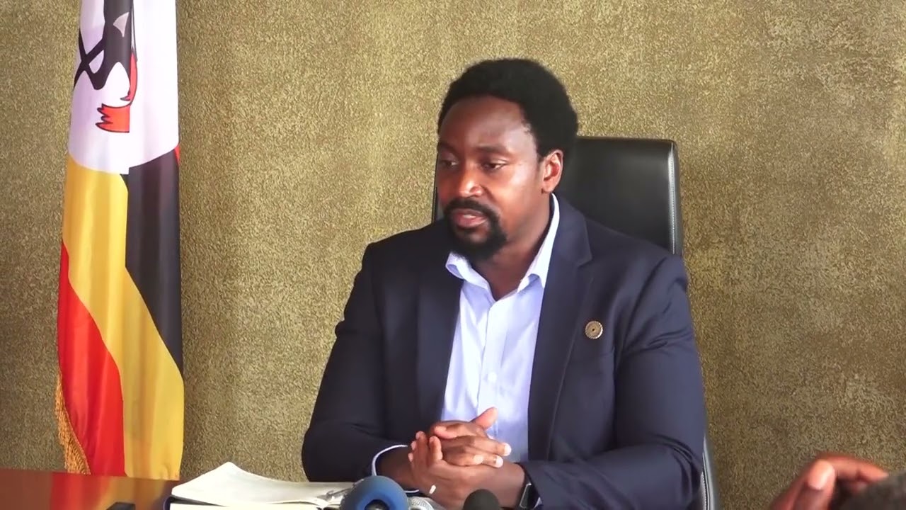 Kyabazinga addressing deligates from ministry of tourism who visited hin at his palace of Igenge.