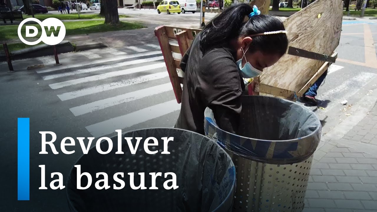 Venezolanos en Colombia venden basura