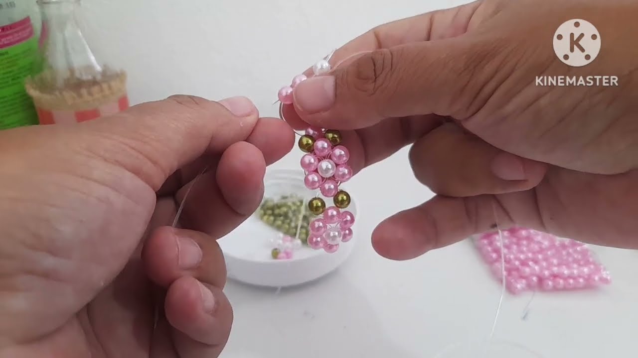 Pulseira com flor 🌸 feito no fio de silicone com pérolas número 6, idéia para iniciantes. #pulseira