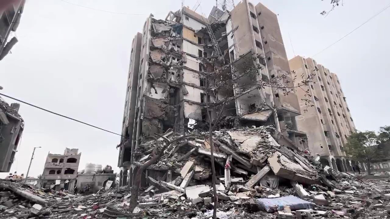 مواطنون يتفقدون منازلهم التي دمّرها الاحتلال في منطقة أبراج عين جالوت بالنصيرات وسط قطاع غزة