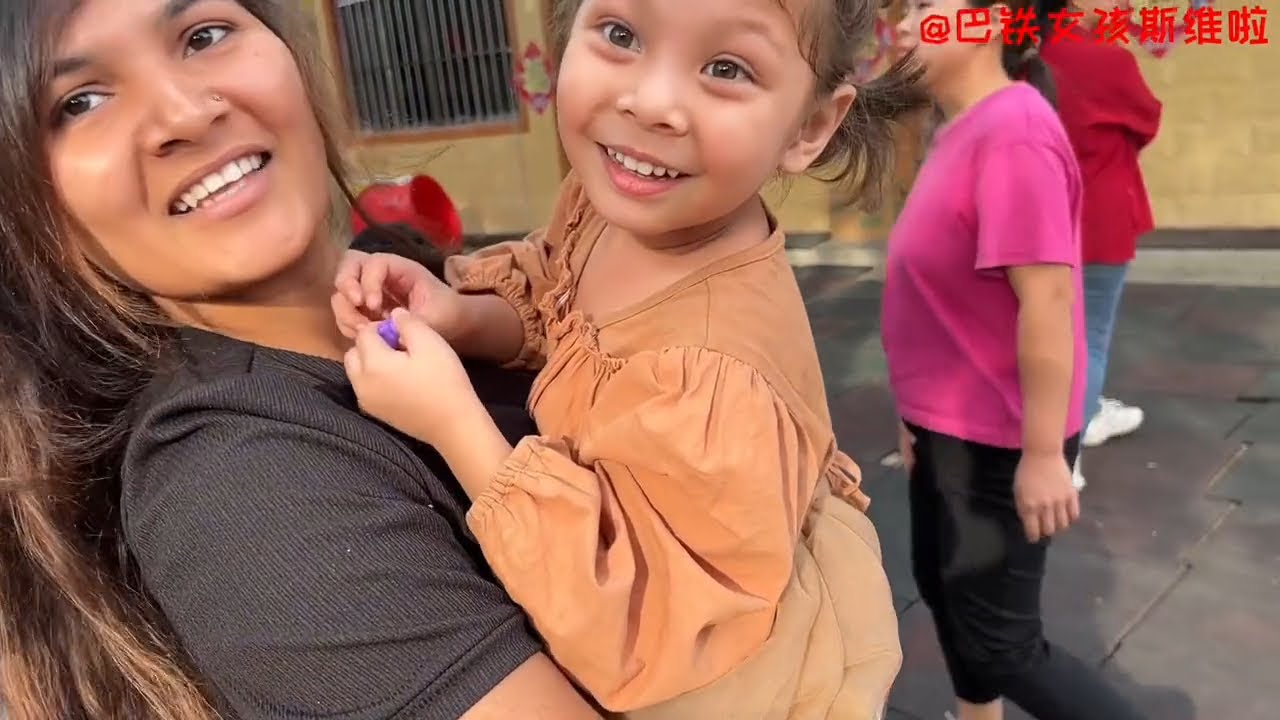 巴铁媳妇第一次参加家长会，连班门都不敢进：听不懂给孩子丢人