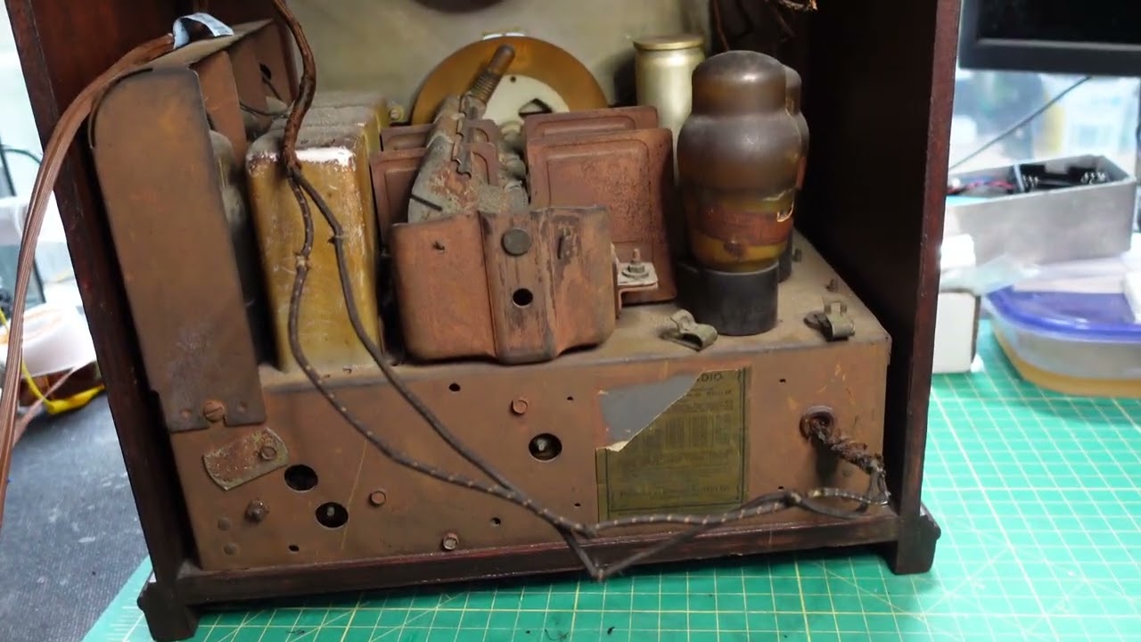 Philco Model 551 Colonial Clock Radio Restore: Episode 1    A look under the hood