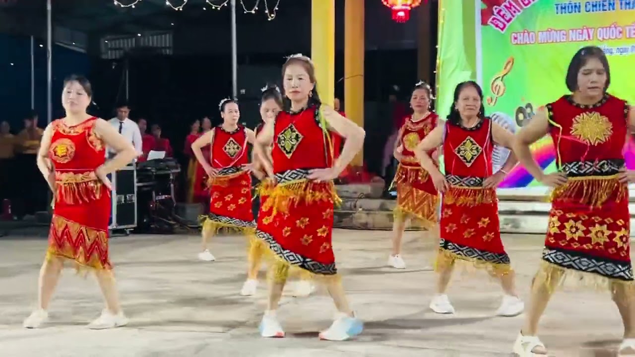 Thôn Thống Nhất biểu diễn chào mừng ngày 8/3