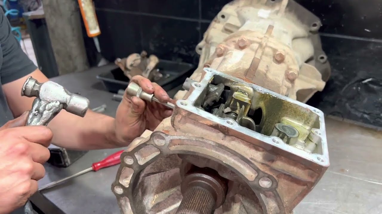 Desmontando uma Caixa de Câmbio só com TALHADEIRA E MARRETA... Desmontagem Caixa da Amarok manual