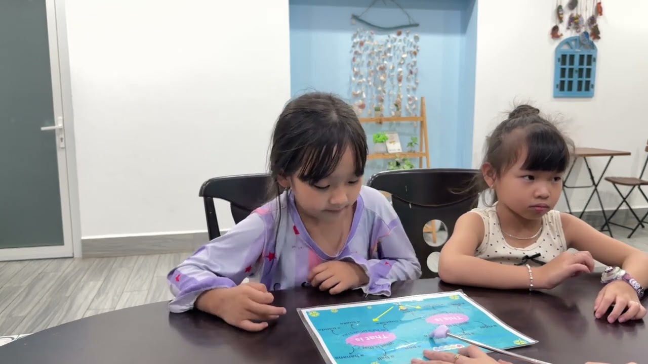 Tiếng Anh Giao Tiếp Phan Thiết: Cherry and Clara practice reading Sight Words 