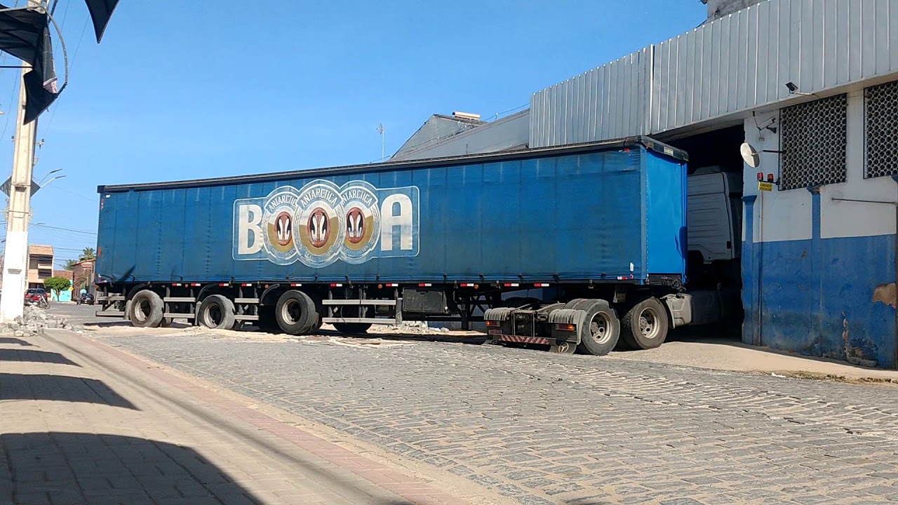 Manobra em locais apertados carreta, saindo do cliente de ré.