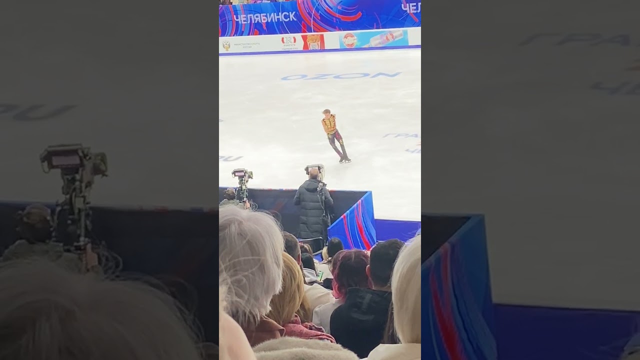 Евгений Семененко, фигурное катание, поклонники завалили игрушками