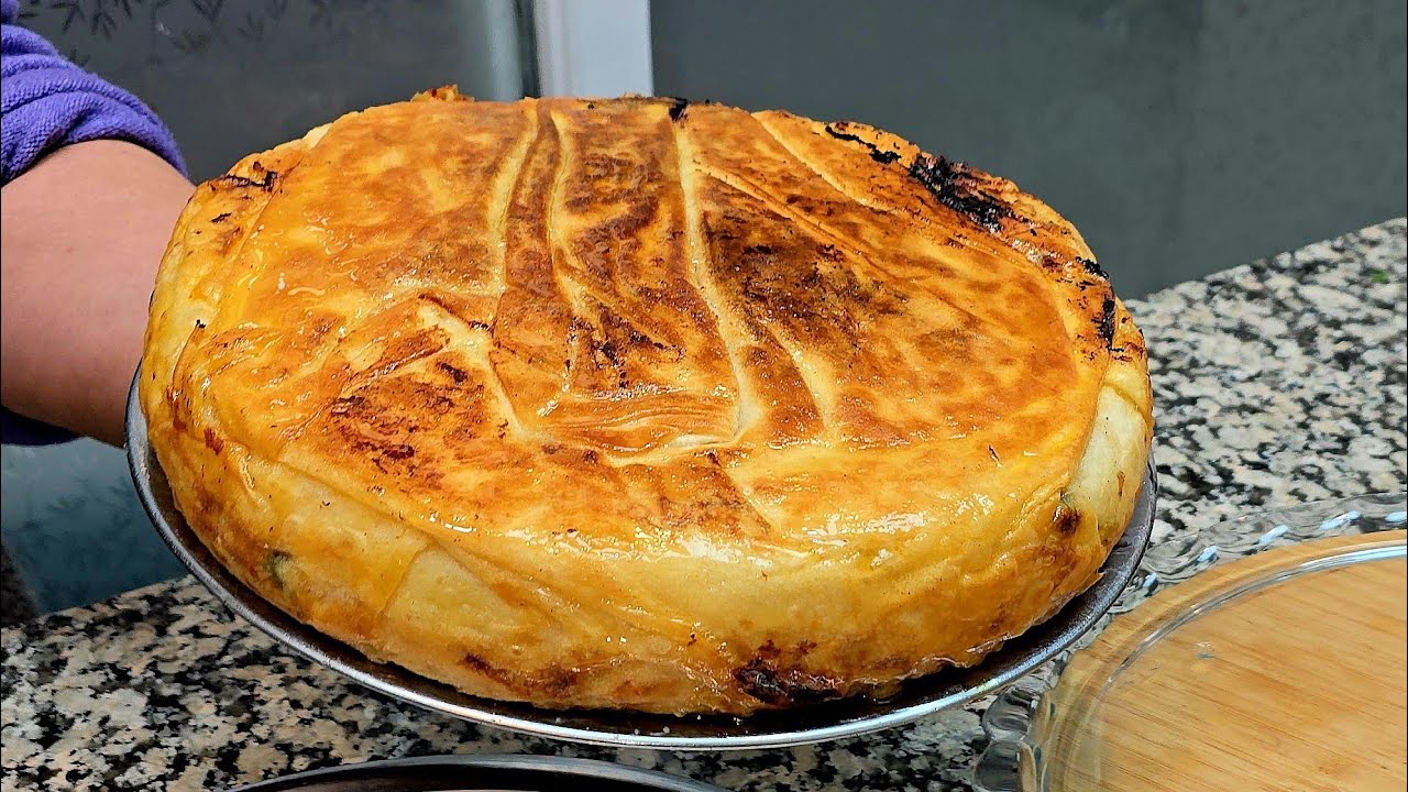 Рецепт куриного слоёного пирогаХрустящий куриный пирог с юфкаДомашний пирог с курицей за 20 минутЛуч