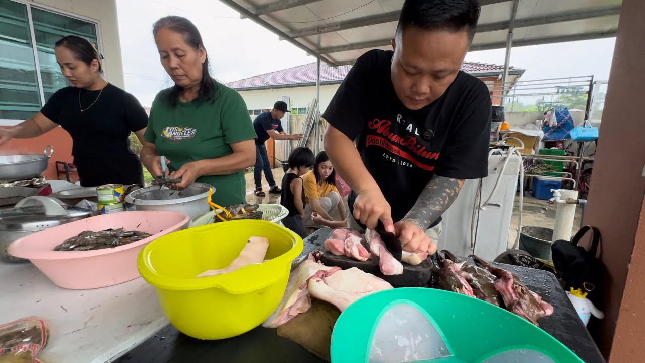 Masak Special Buat Teman-Teman Di Kuching // Babi Pansuh Lobak Dan Pais Ikan Pari //