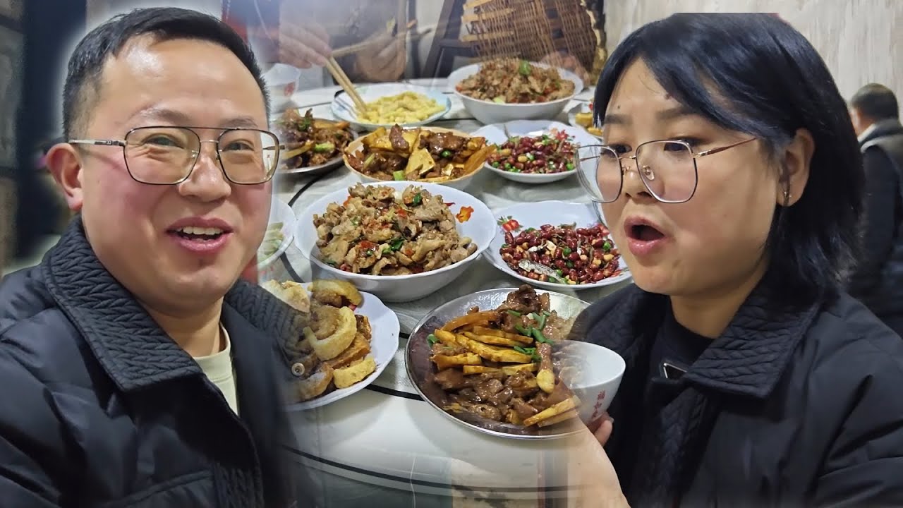 浙江远嫁贵州姑娘去爹妈家探亲，一人一菜一桌16菜，上桌抢着吃