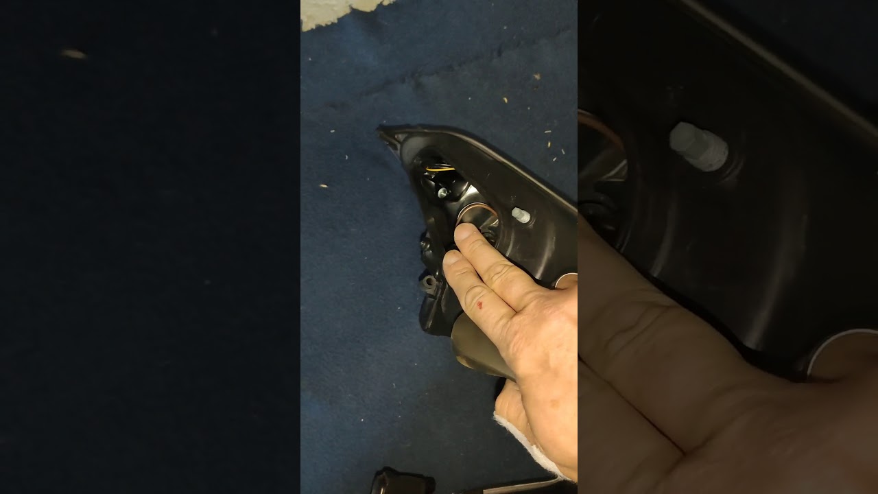 Piaggio MP3 2010 changement ampoules avant.