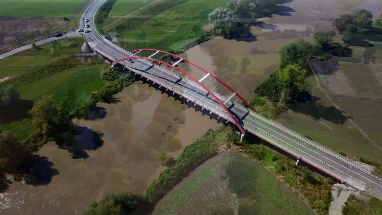 Woda zalewa gminę Cisek. Strażacy walczą z żywiołem