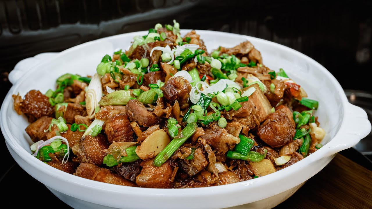 廣東話影片｜梅菜燜豬肉｜甚麼都係假，最緊要好送飯｜家廚就是要一工多用，這道菜能夠額外生產豬油作其他用途｜經過一個程序，就能讓梅菜爽口無比！｜加蒜苗也能夠提升營養