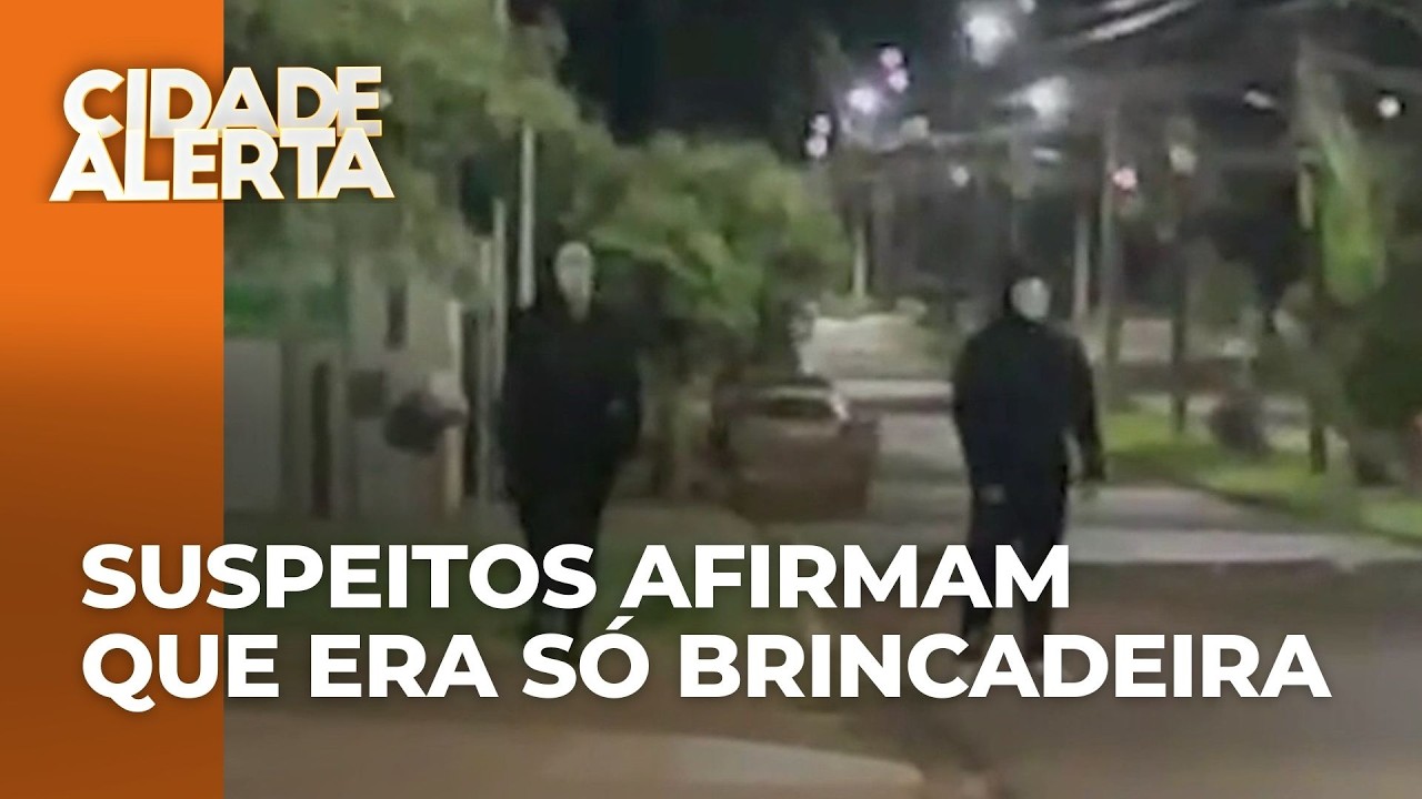 Dupla fantasiada corre atrás de adolescentes com facões na mão; suspeitos afirmam ser brincadeira