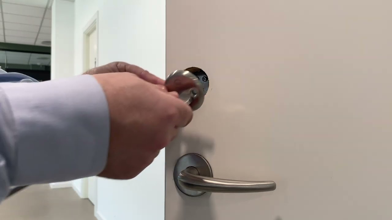 Se hvordan du monterer en cylinder med vrider på din dør