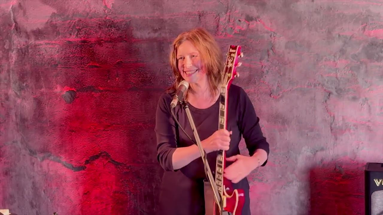 Exclusive AUK Mini-Gig: Sarah McQuaid