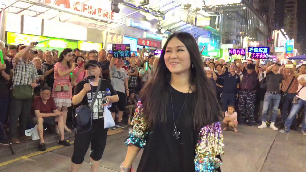 漫步人生路「旺角第一人在步行街唱歌得了兩個榮譽獎項，型格歌唱導師，閃耀型格登場，一首歌帶來兩個完全不同的演繹。」(2018-06-09）香港街頭藝人及唱作音樂人彭梓嘉老師