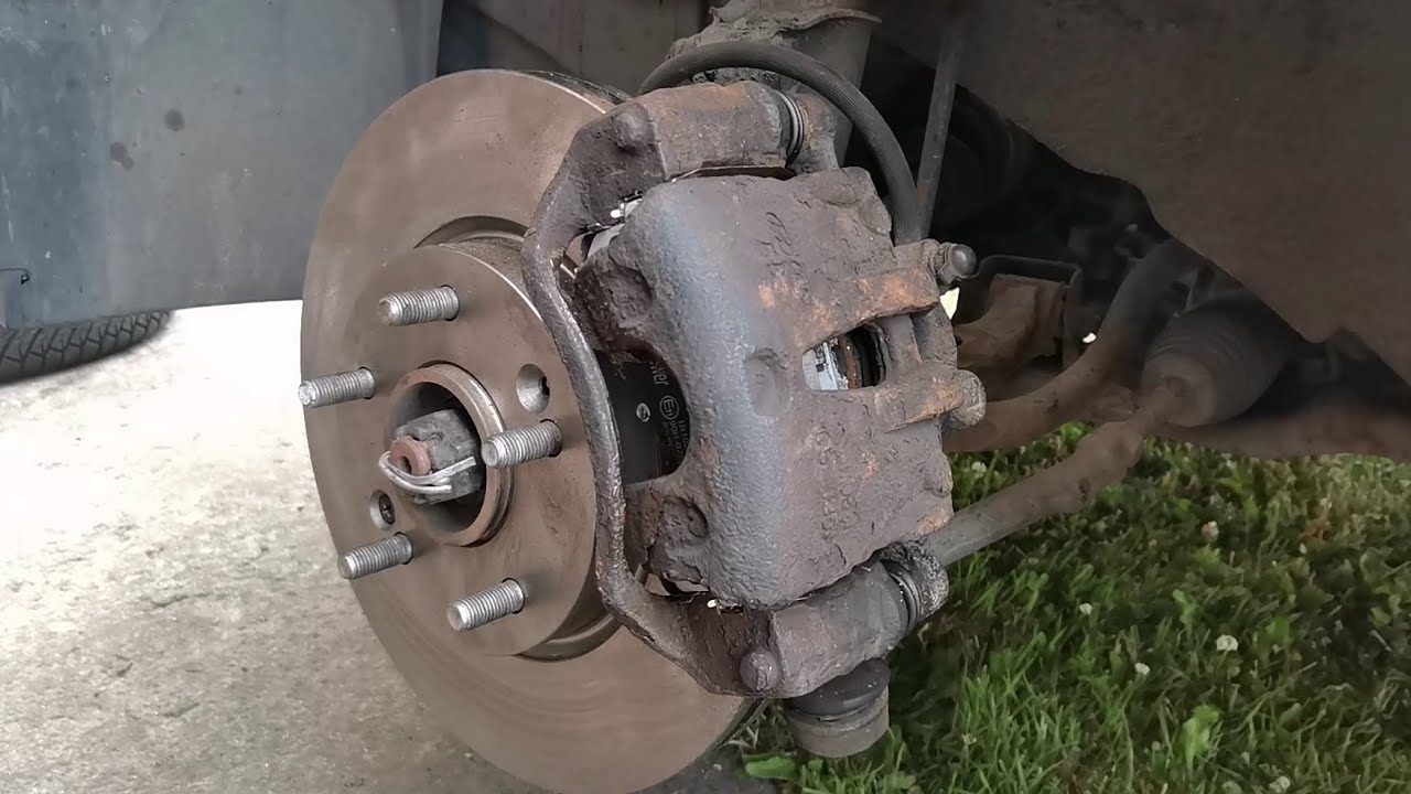 Hamulce przód w samochodzie Hyundai i30. Wymiana tarcz i klocków.