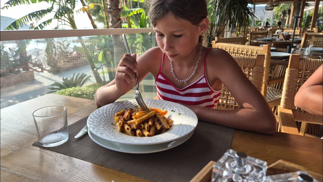 Jemy w polecanej knajpie - za to warto było zapłacić - plaża Ksamil restauracja GREG / Albania 2025