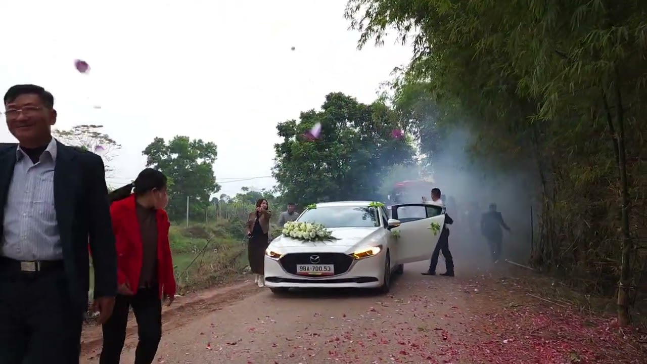 TỤC ĐỐT PHÁO ĐÁM CƯỚI KHI CÔ DÂU VỀ ĐẾN NHÀ CHỒNG 