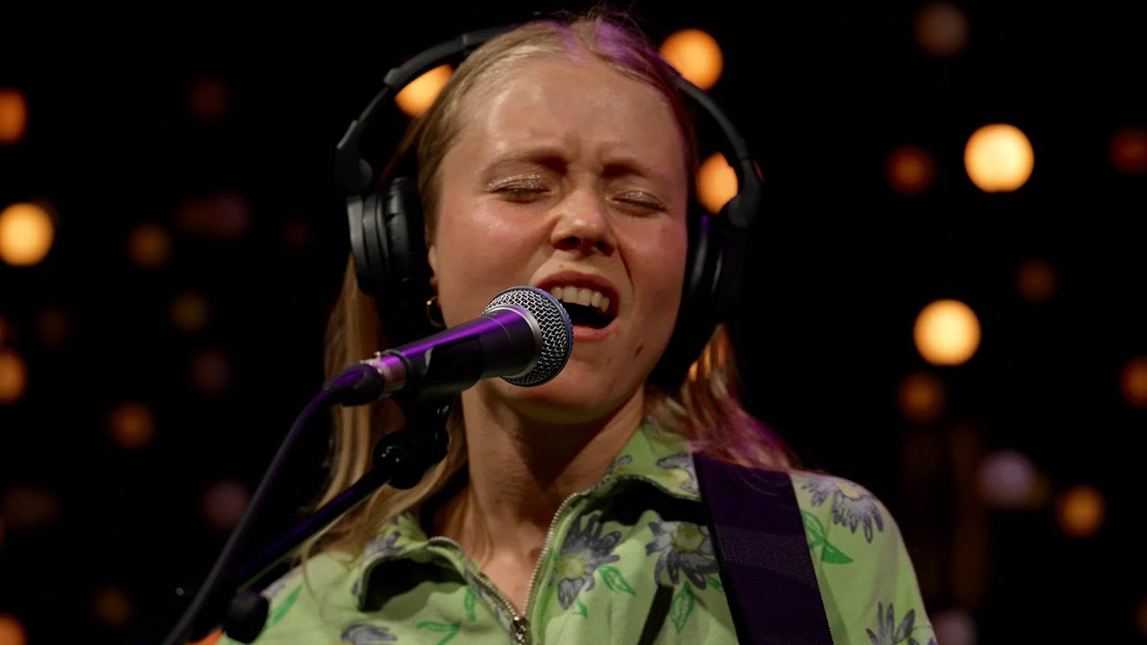 Alice Phoebe Lou - Hammer (Live on KEXP)