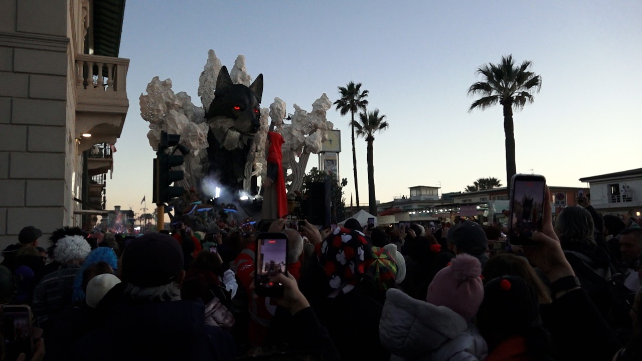 Carnevale, gran finale a Viareggio: folla record in Passeggiata