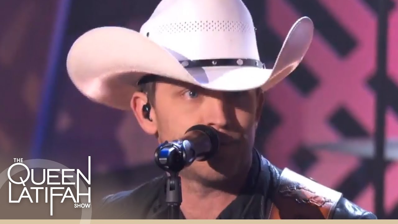 Justin Moore Performs 