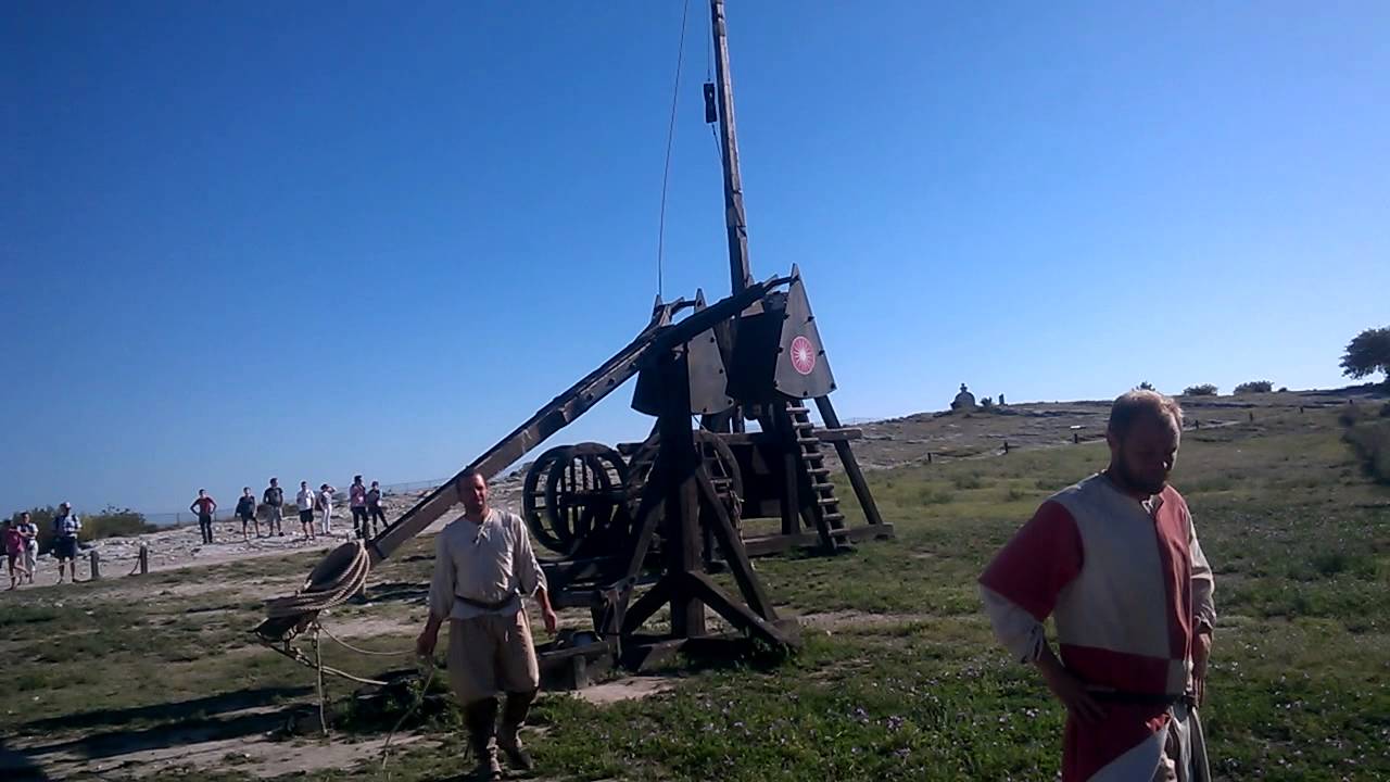 Dimostrazione armi assedio - lancio con trabucco - siege machine - trebuchet