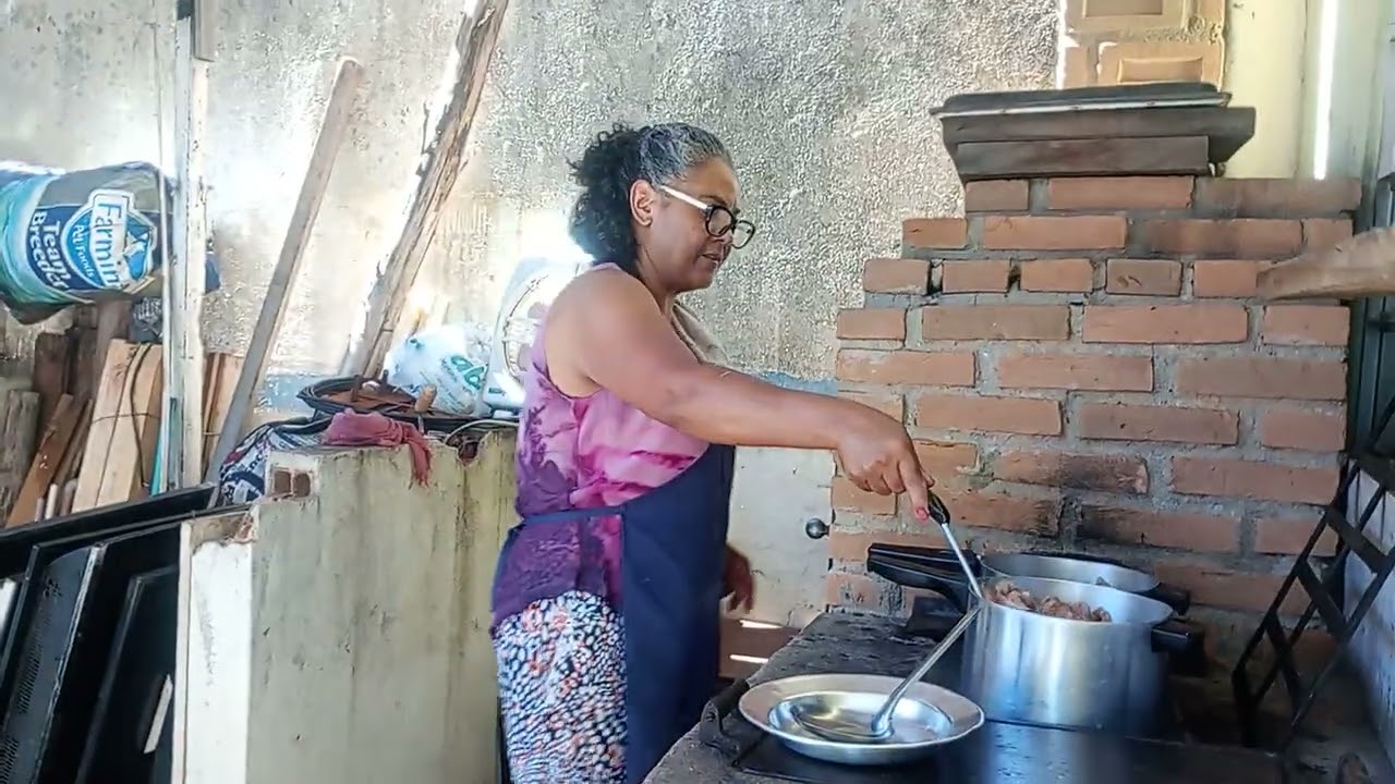 Ajudando a na preparação da ceia de ano novo, como preparar pernil 