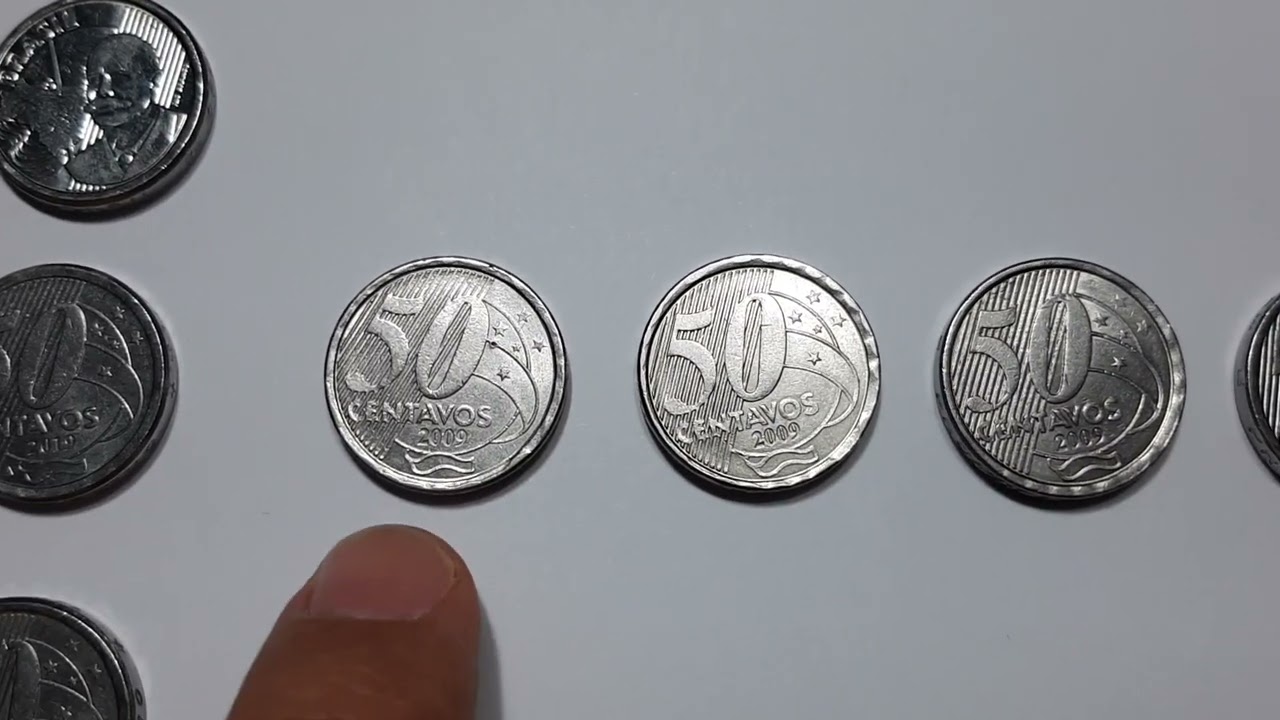 Moeda de 50 centavos com borda ondulada e descentralização.