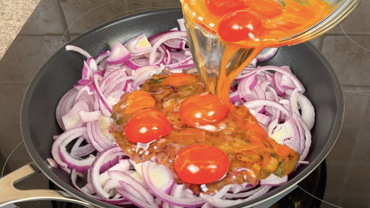 Zwiebeln mit Eiern sind besser als Pizza! Einfaches, schnelles und sehr leckeres Rezept!