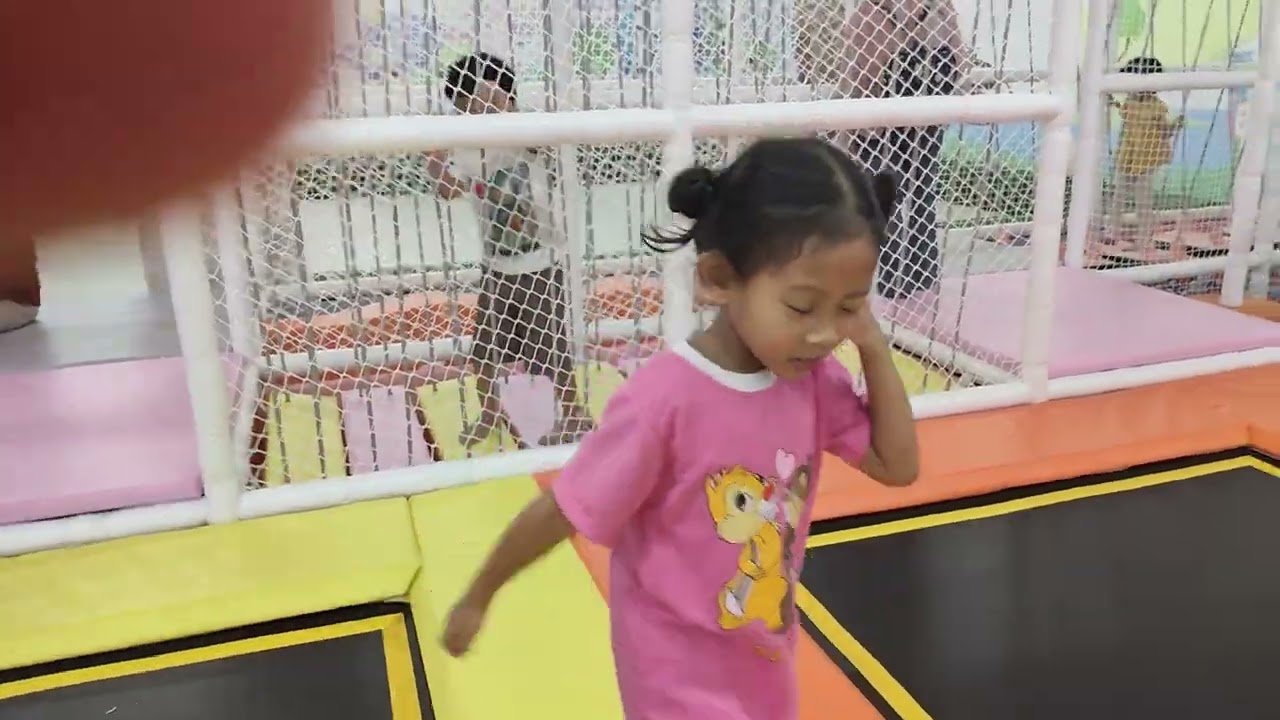 Seru main trampoline di Fruitcity park mal Tamini 