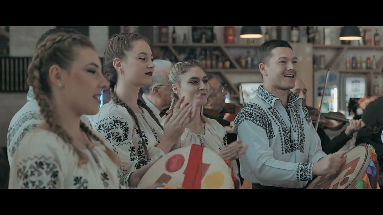 Flashmob ANS Folcloric Busuiocul in Aeroportul George Enescu Bacau