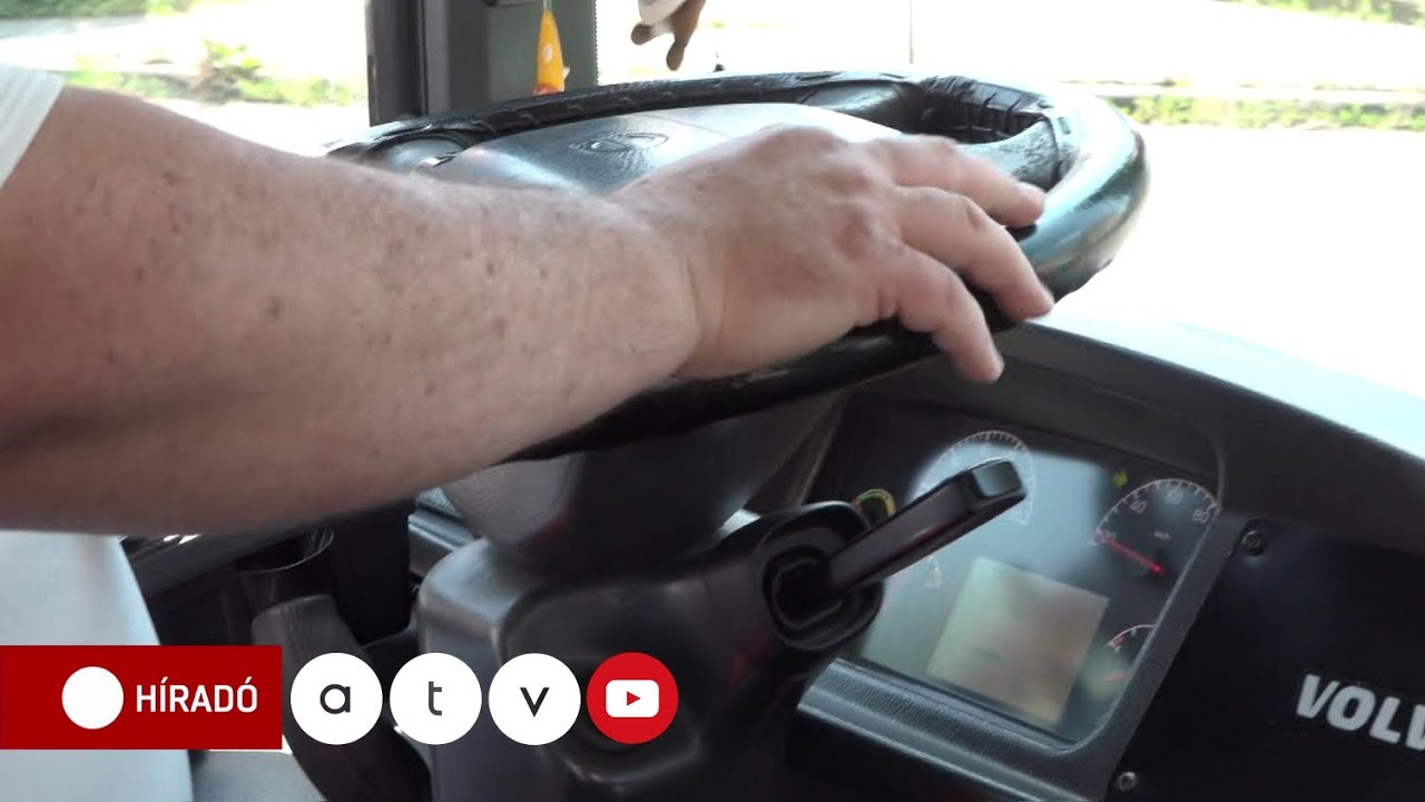 Hajmeresztő videó: mobilozott és közben a könyökével vezetett egy buszvezető Pécsen