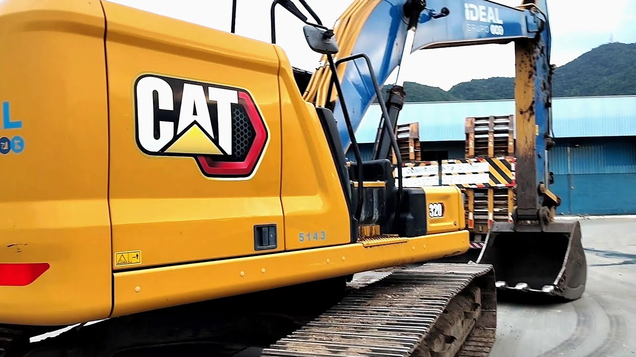 Levando a escavadeira CAT 320 para dar um talento