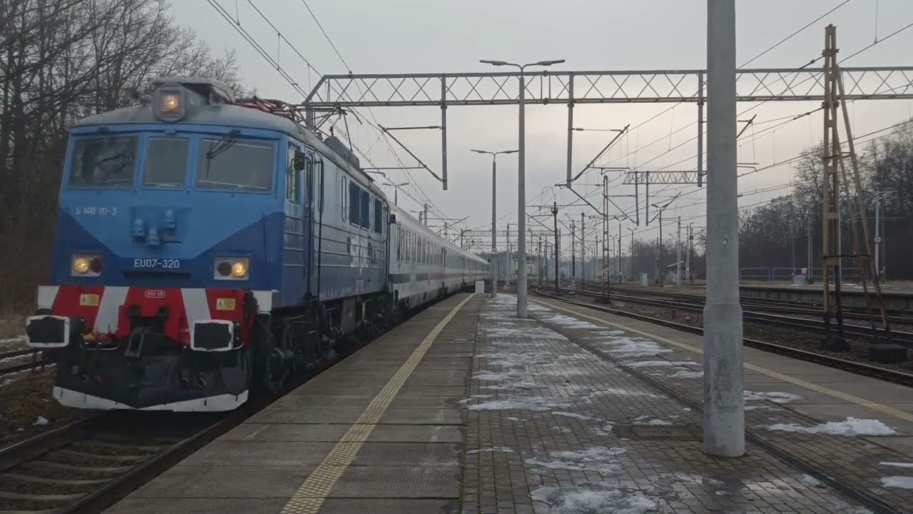 EU07-320 z transportem niemieckich wagonów przelatuje przez Dąbrowę Górniczą Ząbkowice