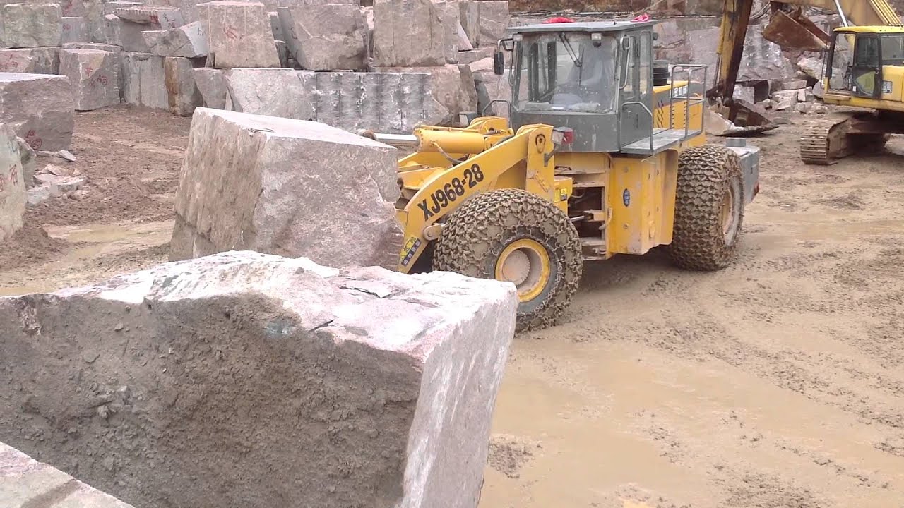 XJ968-28D Stone block handler equipment/arrangement is working on quarry