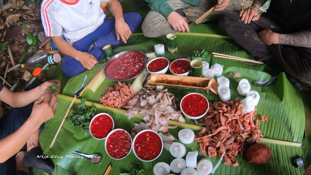 CỖ LÁ NGON TRÊN NÚI • Thưởng Thức Tiết Canh & Gỏi Tai Lợn | Nhịp Sống Thường Ngày