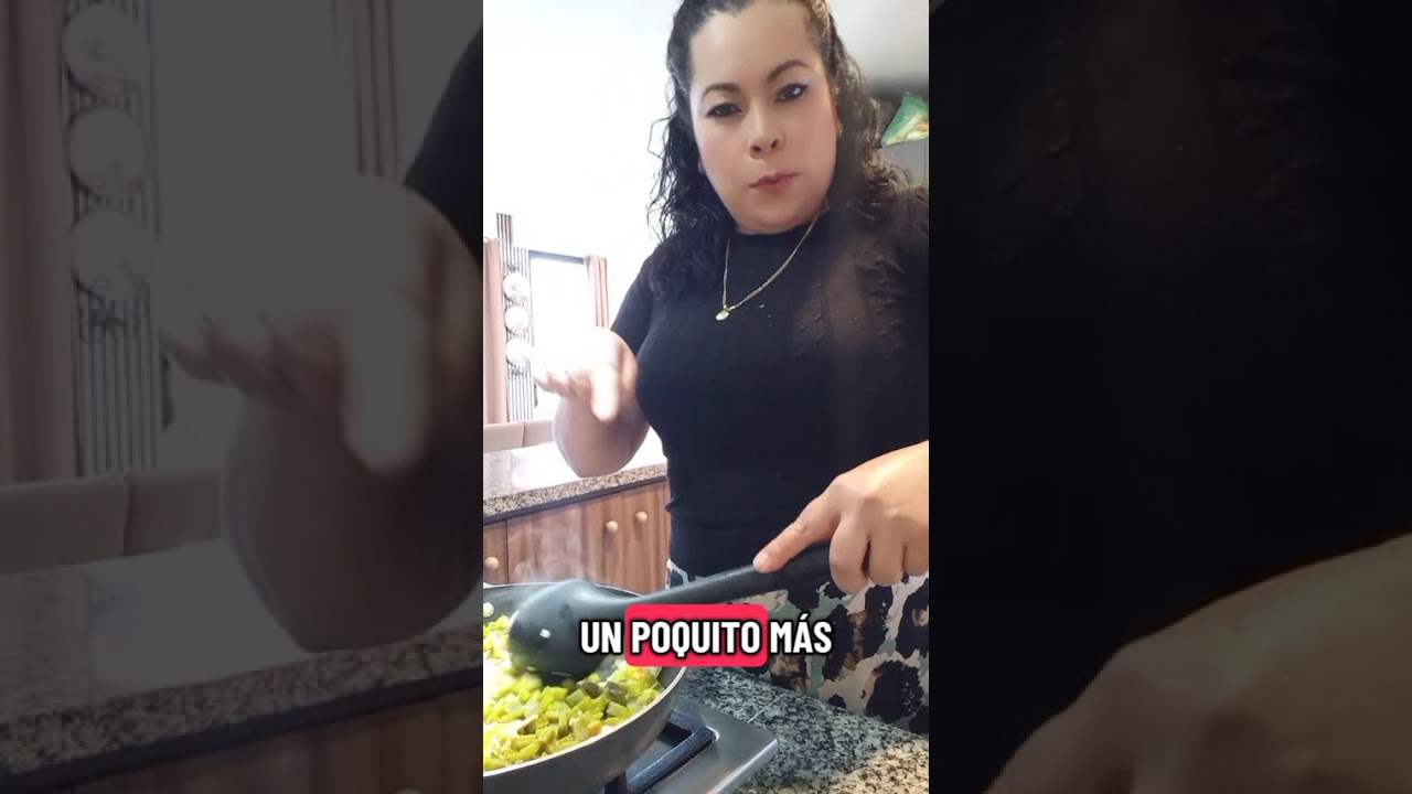 Preparandonpollo con nopales  en chile  🌶 colorado 