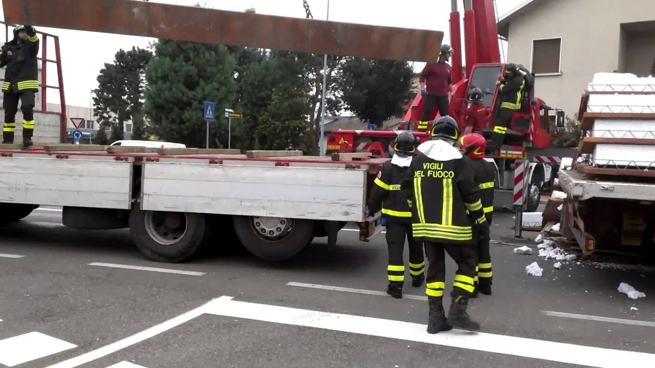 01102013 perdita carico camion Saronno 1)