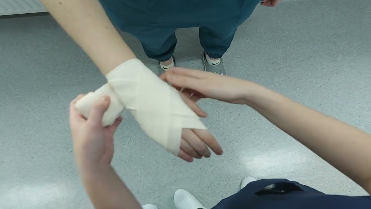 Opatrunek kłosowy wstępujący dłoni niepełny