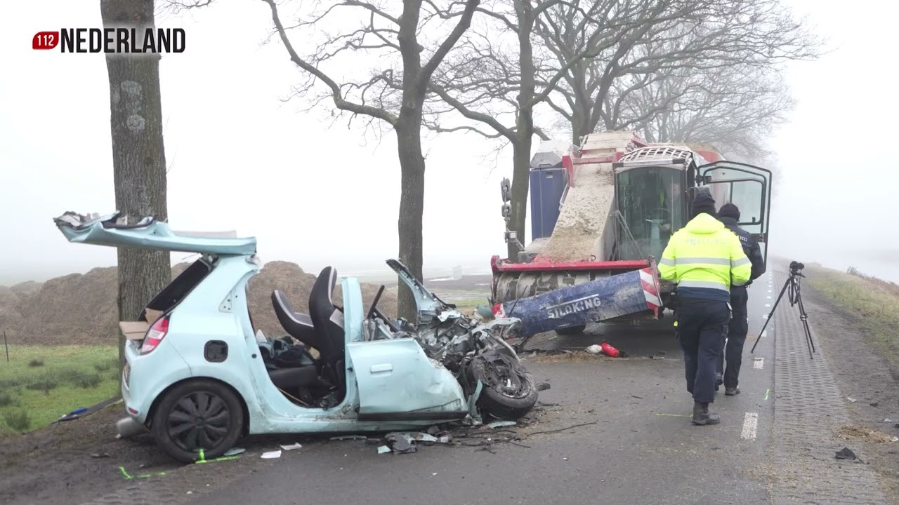 Jonge vrouw zwaargewond na frontale botsing met landbouwvoertuig in Oosterhesselen