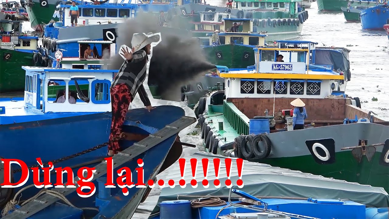 Tiếng la thất thanh của chủ sà lan khi va chạm liên tục sáng nay