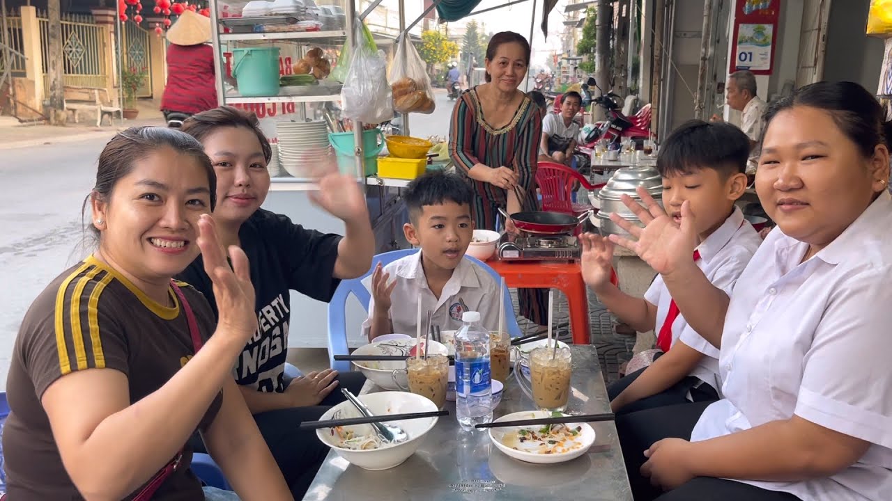 Khi Biết Chi 2 Mở Qu&aacute;n Ăn S&aacute;ng Cả Nh&agrave; K&eacute;o Nhau Ra Ủng Hộ|Atml