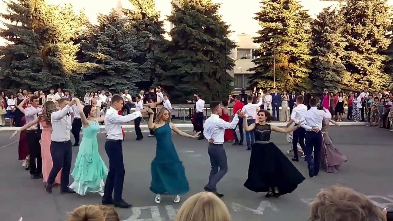 Випускний 2017. Вальс на центральній площі.