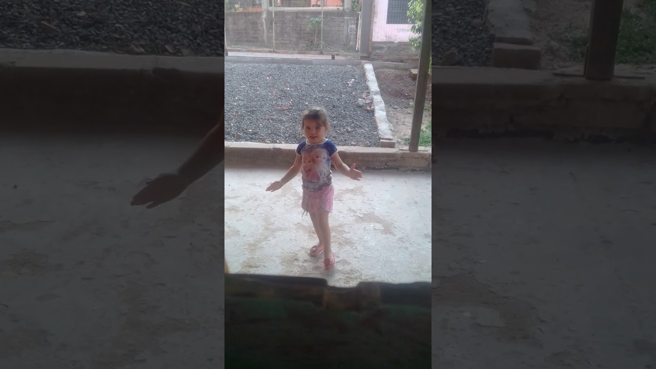Mirella dan&ccedil;ando 