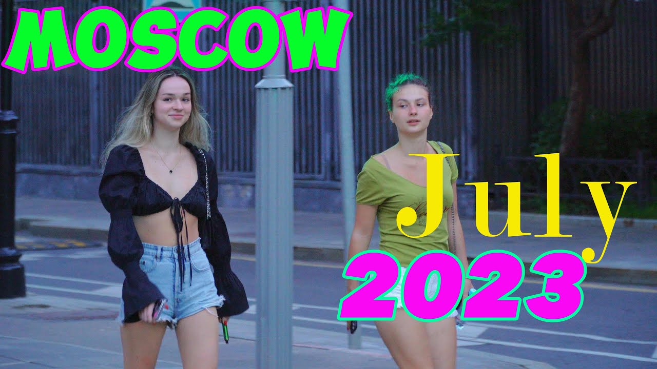 💖Beautiful stylish girls and young people are relaxing in the famous place of Moscow